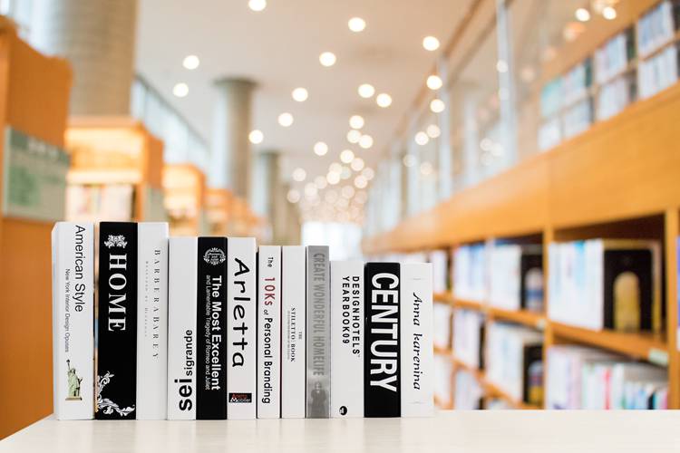 個(gè)人出書量少怎么形容，形容書很少的成語(yǔ)？